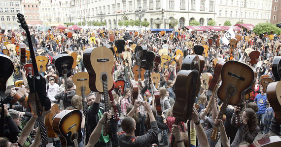 4597 gitarzystów zagrało jednocześnie na wrocławskim Rynku utwór "Hey Joe" Jimmego Hendrixa.  Oznacza to, że ubiegłoroczny rekord Guinesa nie został pobity. Warto było spróbować - mówili reporterce RMF FM gitarzyści, którzy z całej Polski przyjechali do Wrocławia