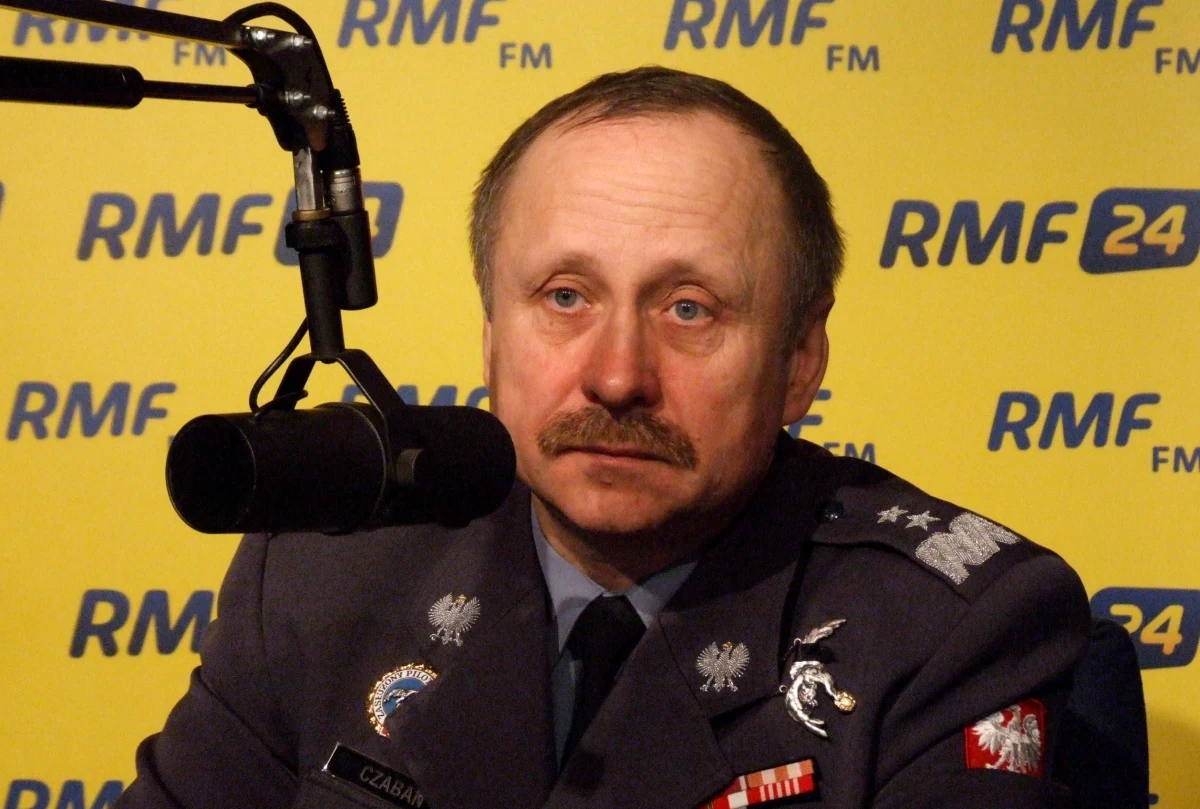 Informacje o pogodzie załodze Tu-154 powinien przekazać kontroler z lotniska Siewiernyj. (…) Jeżeli warunki nie spełniały kryteriów, piloci nie mieli prawa lądować - mówi gość Kontrwywiadu RMF FM gen. dyw. Anatol Czaban. Szef Szkolenia Sił Powietrznych WP dodaje, że nawet jeśli lotniska nie było w bazie TAWS, pilot i tak powinien zareagować na ostrzeżenia systemu. Zaznacza, że załoga powinna powiadomić prezydenta o trudnych warunkach.