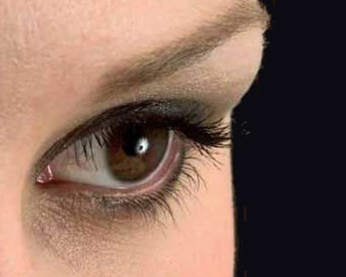 Naukowcy odkryli kolejne trzy geny, które odpowiadają za nasz kolor oczu. Wiadomo, że dotychczasowe określenia, że oczy mają kolor niebieski, brązowy lub zielony już nie wystarczają. Najnowsze badania pomagają wyjaśnić bardziej subtelne różnice.