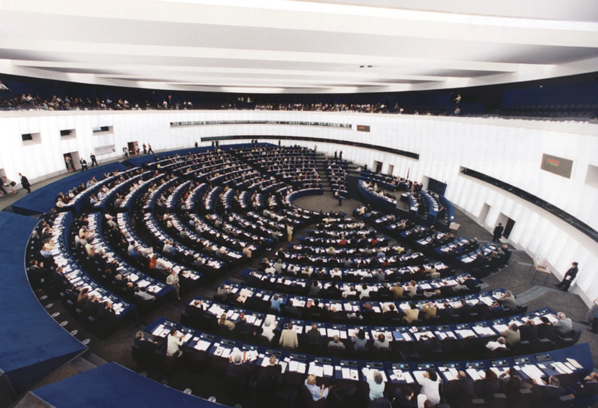 "Nadszedł decydujący moment dla Unii Europejskiej. Odtąd Unia będzie walczyć o jedność i silne przywództwo" - przewiduje w raporcie Grupa Refleksyjna, złożona z kilkunastu tzw. mędrców - ekspertów ze świata polityki i gospodarki. Ponad dwa lata temu dostali oni zadanie opracowania analizy wyzwań, które czekają UE do roku 2030.