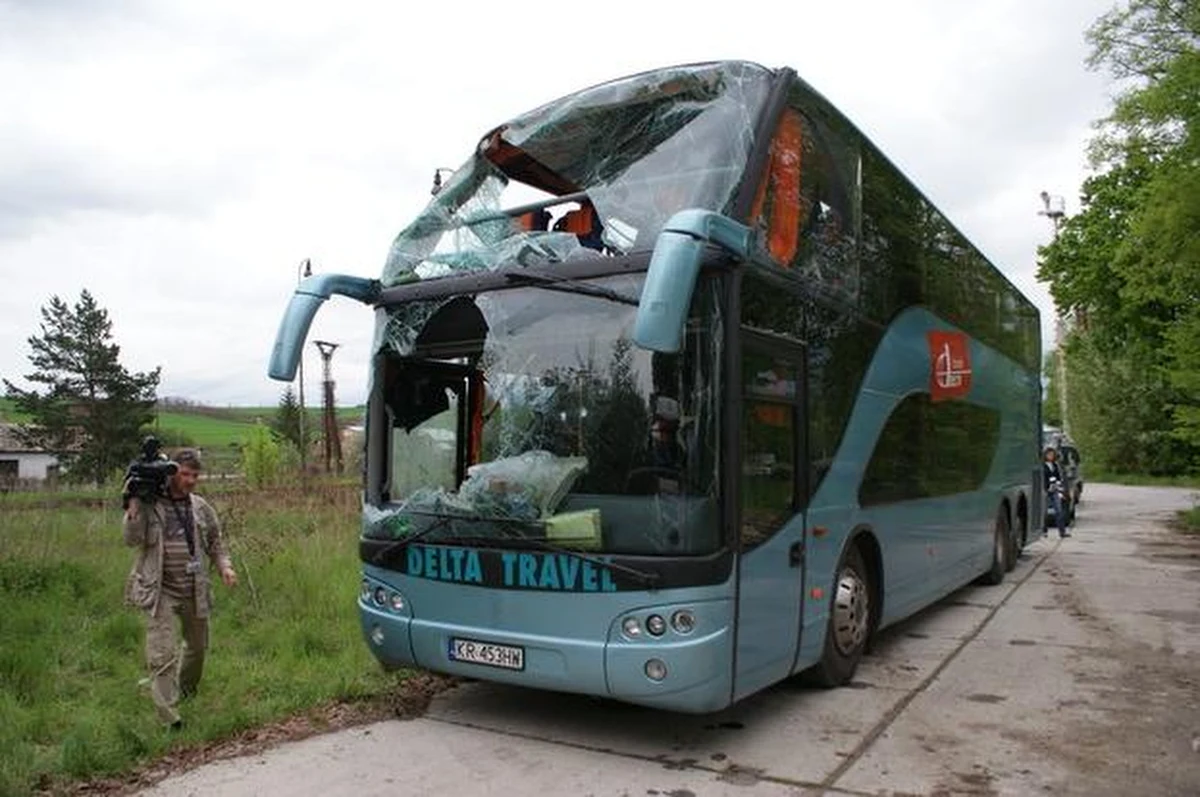 Kierowca polskiego autokaru, który w sobotę miał wypadek w miejscowości Dobra Niva pod węgierską granicą, nie zachował bezpiecznej odległości od jadącego przed nim samochodu. Jak dowiedział się reporter RMF FM Maciej Pałahicki, takie są wstępne ustalenia słowackiej policji. W wypadku ranne zostały 34 osoby.