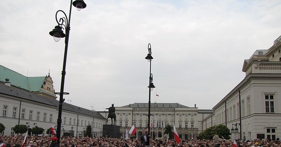 Około dwóch tysięcy osób zebrało się przed Pałacem Prezydenckim żądając od premiera utworzenia międzynarodowej komisji, która wyjaśniłaby przyczyny katastrofy 10 kwietnia. Ludzie stali na całej szerokości Krakowskiego Przedmieścia. Mieli flagi, portrety Lecha Kaczyńskiego, co chwilę pojawiali się też mówcy, którzy z braku podium wchodzili na jedną z ulicznych latarń.