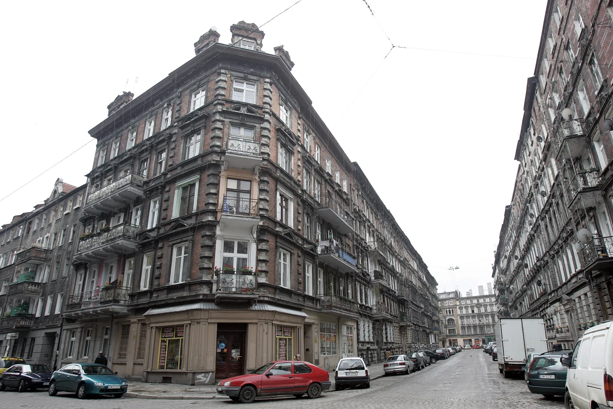 Wrocławskie kamienice zniszczone w czasie wojny mają być pomnikami historii. Dlatego władze miasta nie chcą remontować elewacji budynków, na których do tej pory można zobaczyć ślady po kulach. Te fragmenty mają być przykryte specjalnymi szklanymi taflami. Mieszkańcy nie są zachwyceni tym pomysłem.