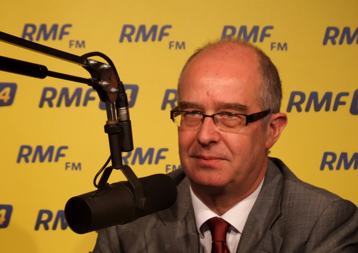 Zbieramy dane. Sprawdzimy, czy piloci byli odporni na presję - mówi Andrzej Seremet w Kontrwywiadzie RMF FM. Prokurator generalny zaznacza, że w tej chwili możemy wykluczyć zamach przy użyciu broni konwencjonalnej. (...) Samolot do momentu zderzenia z drzewem był całkowicie sprawny. Zapowiada, że śledczy przesłuchają Jarosława Kaczyńskiego i zapytają go o treść ostatniej rozmowy z bratem.