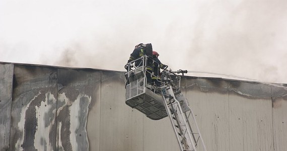 Pożar hali produkcyjnej w Skawinie koło Krakowa. Ewakuowano kilkanaście osób. Na szczęście nikomu nic się nie stało. Nie wiadomo na razie, co spowodowało wybuch ognia. Zdjęcia otrzymaliśmy na Gorącą Linię RMF FM.