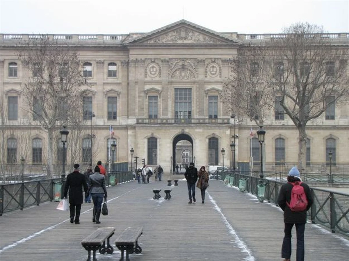 Ze słynnego paryskiego mostu - Pont des Arts - zniknęły w ostatnim tygodniu setki zawieszonych tam wcześniej przez zakochane pary kłódek z miłosnymi inskrypcjami i rysunkami. Sprawców nie odnaleziono, a policja i merostwo bronią się przed podejrzeniami.