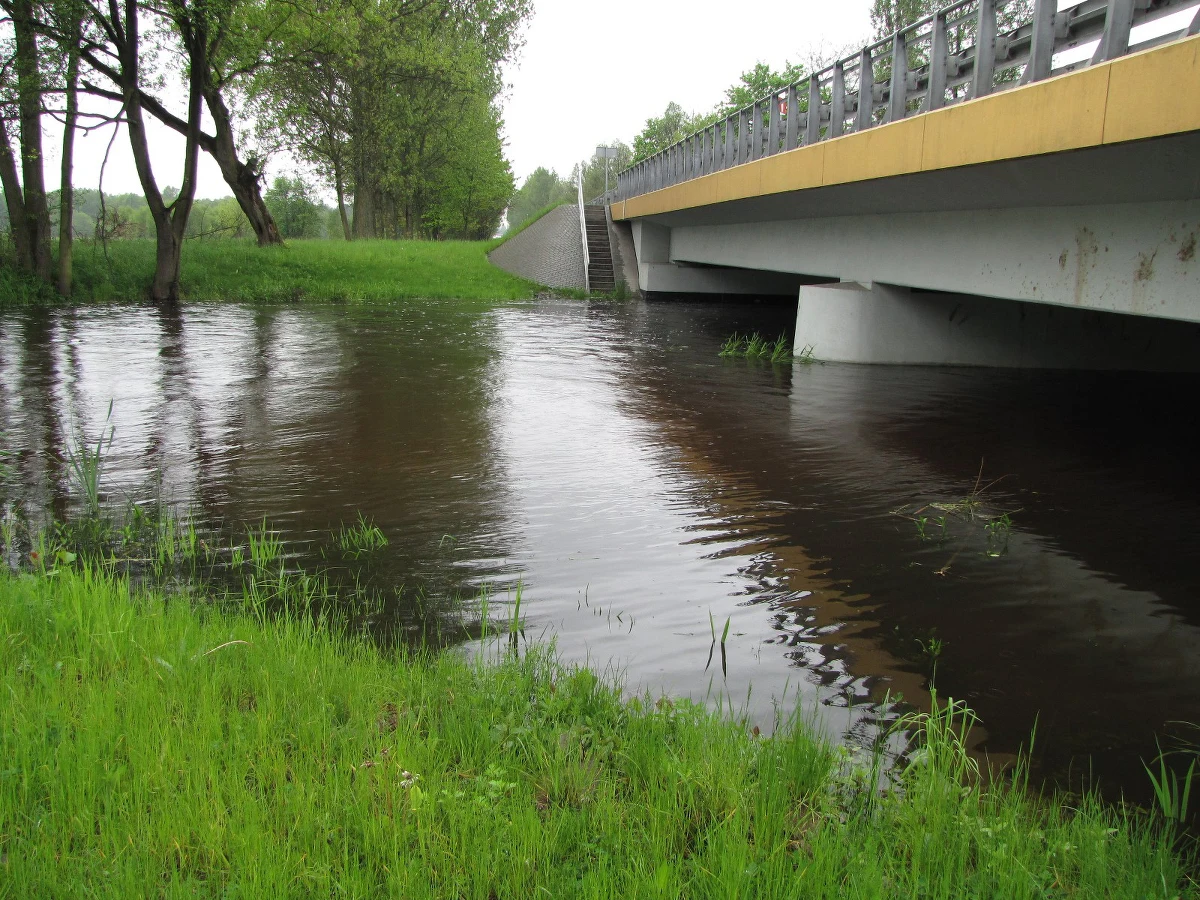 Bardzo niebezpiecznie podniósł się poziom wody w rzekach Grabi i Prośnie w Łódzkiem. Szybko przybiera też Warta i Ner. Najbardziej zagrożeni podtopieniami są mieszkańcy Łasku, bo jeszcze dziś woda w rzece może przekroczyć stan alarmowy.