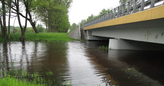 Bardzo niebezpiecznie podniósł się poziom wody w rzekach Grabi i Prośnie w Łódzkiem. Szybko przybiera też Warta i Ner. Najbardziej zagrożeni podtopieniami są mieszkańcy Łasku, bo jeszcze dziś woda w rzece może przekroczyć stan alarmowy.