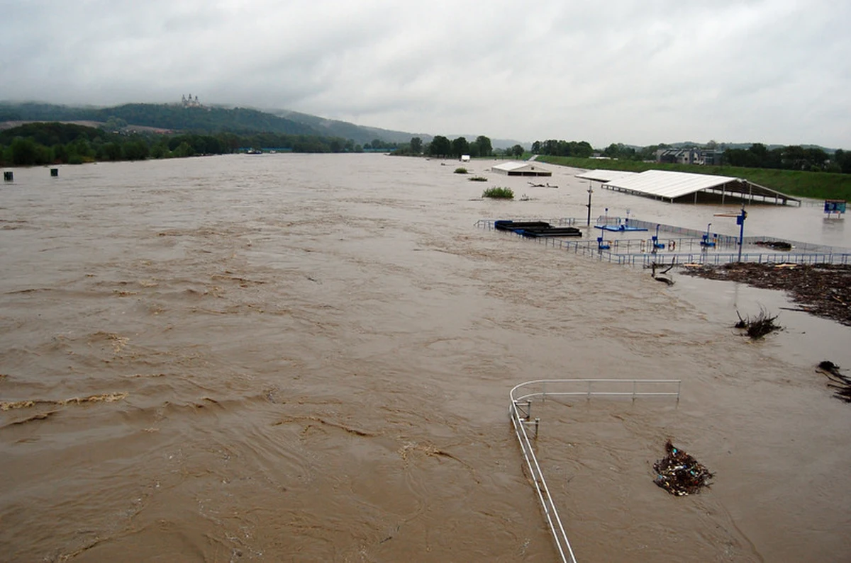 Ulewne deszcze coraz bardziej utrudniają życie mieszkańcom południowej Polski. Cały czas otrzymujemy informacje od Was. Poniżej znajdziecie aktualizowaną na bieżąco informację o utrudnieniach. Poinformuj nas i innych!