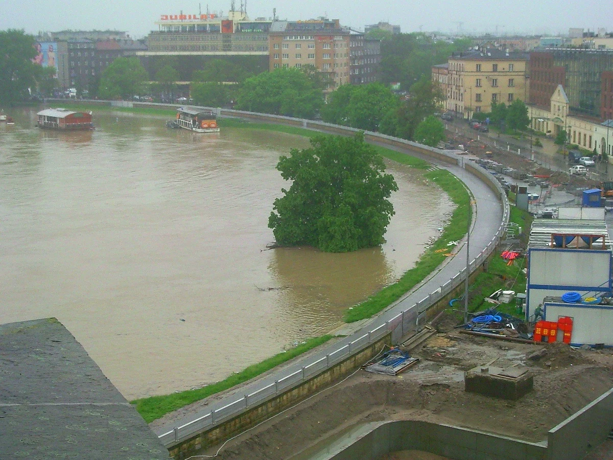 Mieliśmy do czynienia z prawdziwym kataklizmem - tak sytuację w Krakowie ocenił we wtorek szef MSWiA Jerzy Miller. Wisła osiągnęła tam najwyższy poziom w historii - 956 cm. To o 80 cm więcej niż w roku 1997. Na szczęście wieczorem woda w rzece zaczęła opadać. W mieście ewakuowano ponad 200 osób, zebrał się sztab kryzysowy.