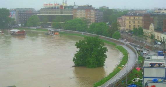 Mieliśmy do czynienia z prawdziwym kataklizmem - tak sytuację w Krakowie ocenił we wtorek szef MSWiA Jerzy Miller. Wisła osiągnęła tam najwyższy poziom w historii - 956 cm. To o 80 cm więcej niż w roku 1997. Na szczęście wieczorem woda w rzece zaczęła opadać. W mieście ewakuowano ponad 200 osób, zebrał się sztab kryzysowy.