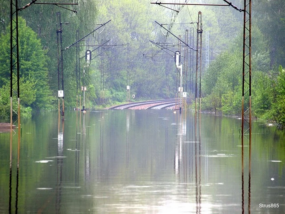 Najwięcej zamkniętych odcinków jest na Śląsku. W Małopolsce - niewiele lepiej. Dobra informacja jest taka, że dwaj przewoźnicy - Intercity oraz Przewozy Regionalne wzajemnie honorują bilety w pociągach. Zasady obowiązują w południowych województwach, które najbardziej ucierpiały w powodzi.