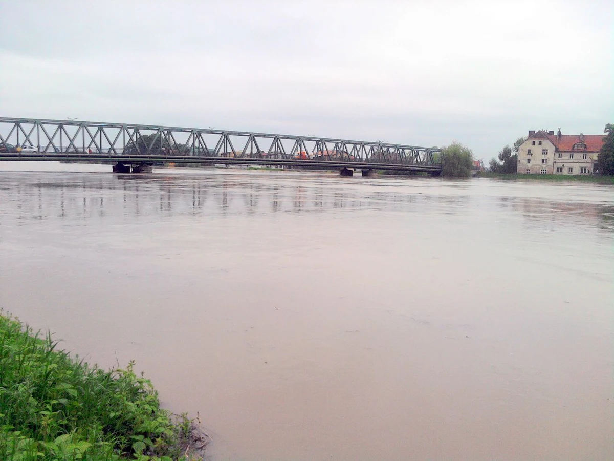 Kilkaset informacji i zdjęć, kilkadziesiąt filmów ukazujących ogrom powodzi - cały czas otrzymujemy od Was sygnały o powodzi. Poniżej znajdziecie aktualizowaną na bieżąco informację o utrudnieniach. Poinformujcie nas i innych!