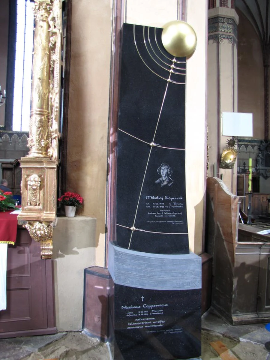 We fromborskiej bazylice odbył się powtórny pochówek wielkiego astronoma. Mikołaj Kopernik spędził we Fromborku ponad 30 lat swojego życia.