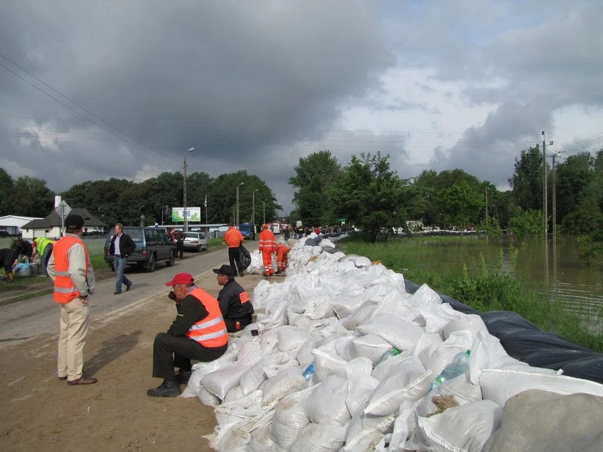 Odrobinę poprawiła się sytuacja w Dobrzykowie koło Płocka. Saperzy wysadzili tam dzisiaj fragment wałów wiślanych. Chodziło o to, by Wisła, która zalała ponad 20 okolicznych miejscowości, wróciła do koryta. Poziom wody w rozlewisku zaczął opadać, ale zagrożenie dla mieszkańców wciąż nie minęło.