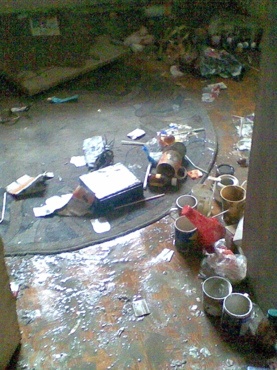 Nie myślałam, że kiedykolwiek będę mieszkać na środku morza. Wszystko jest zniszczone, zostaliśmy bez niczego - mówi Małgorzata Żydzik - mieszkanka Bijasowic pod Bieruniem. Kobieta jeszcze tydzień temu miała gdzie mieszkać. Teraz dorobek jej życia mieści się w kilku plastikowych workach.