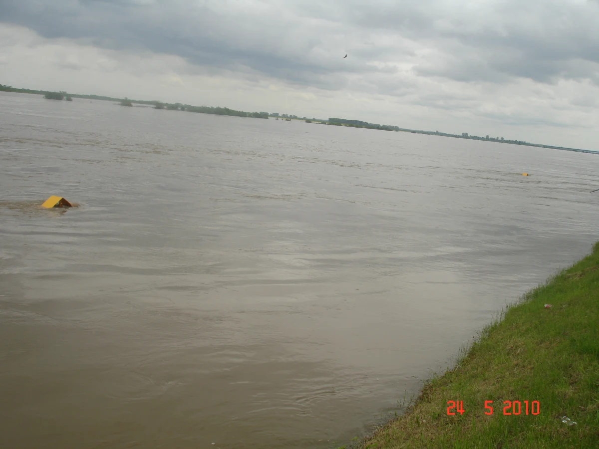 Kilkaset informacji i zdjęć, kilkadziesiąt filmów ukazujących niszczycielską siłę żywiołu. Cały czas otrzymujemy od Was sygnały dotyczące powodzi. Poniżej znajdziecie aktualizowaną na bieżąco informację o zagrożeniach, apele o pomoc i oferty pomocy. Poinformujcie nas i innych!