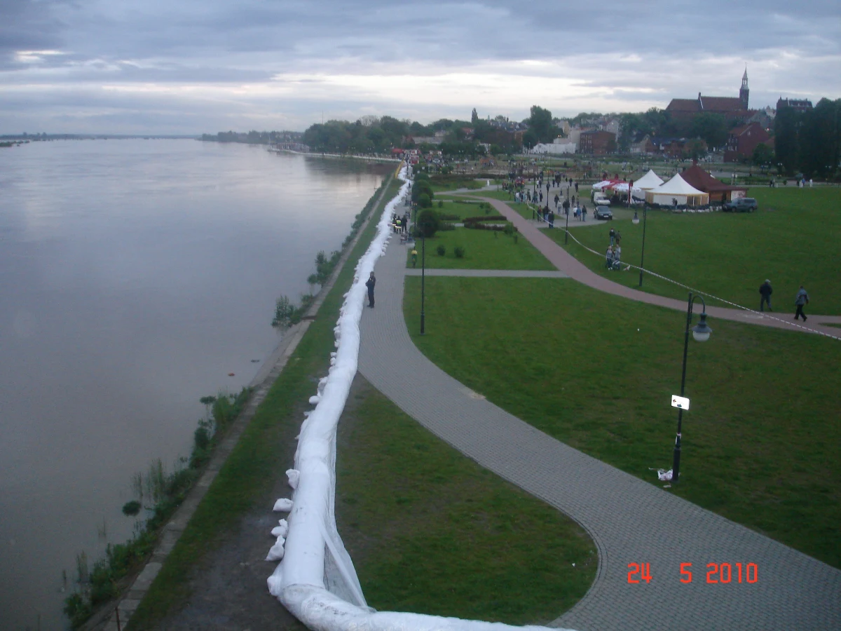 Fala powodziowa na Wiśle przepływa przez Pomorze i zbliża się do Bałtyku. Na szczęście poziom rzeki jest niższy, niż zakładano. Najniebezpieczniejszym miejscem jest Tczew, gdzie budynki mieszkalne stoją najbliżej Wisły.