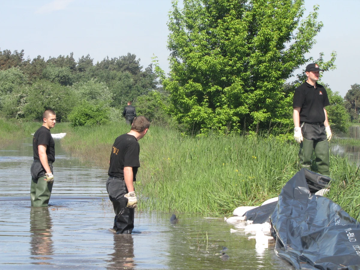 Dwa centymetry na godzinę - w takim tempie przybiera Warta w Poznaniu. Od dziś do niedzieli przez stolice Wielkopolski przechodzi fala powodziowa. Władze miasta proszą o pomoc wolontariuszy przy umacnianiu wałów.