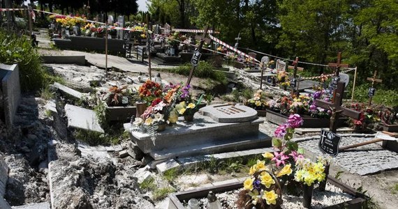 Ulewne deszcze na Śląsku zniszczyły cmentarz w Rydułtowach. Ze skarpy osunęło się kilkadziesiąt grobów. Część z nich jest doszczętnie zniszczona.