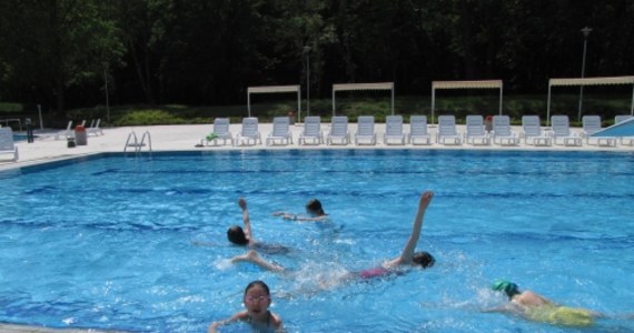 Wystarczyło 22 stopnie ciepła, trochę słońca i już pojawili się pierwsi chętni, by popływać w łódzkim Aquaparku „Fala” pod chmurką. Od dziś amatorzy kąpieli mogą skorzystać z basenów: sportowego i rekreacyjnego, a na dzieci czeka brodzik.