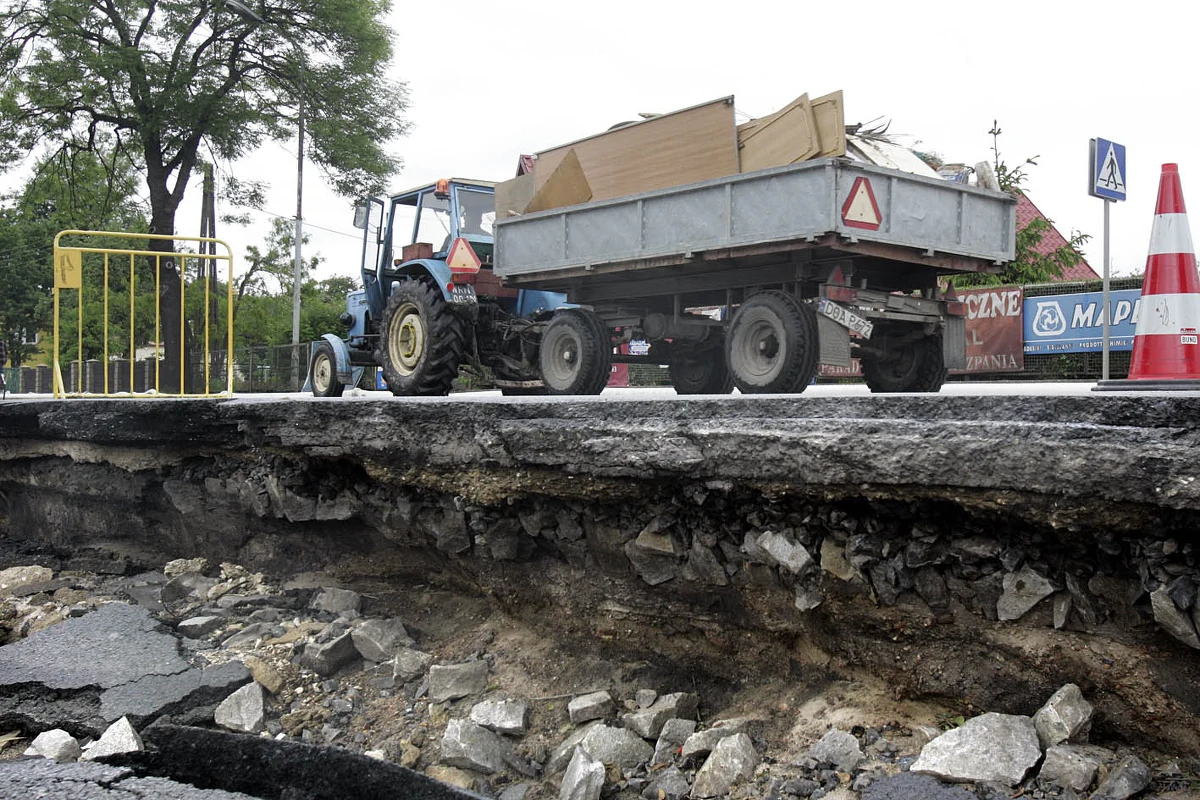 Od czwartku pieniądze leżą na koncie gminy, a dopiero dzisiaj część powodzian dostaje zasiłki - skarżą się mieszkańcy podwrocławskiego Jelcza Laskowic. Najpierw zalała nas woda, a teraz wciąga nas machina biurokracji - skarżą się mieszkańcy.