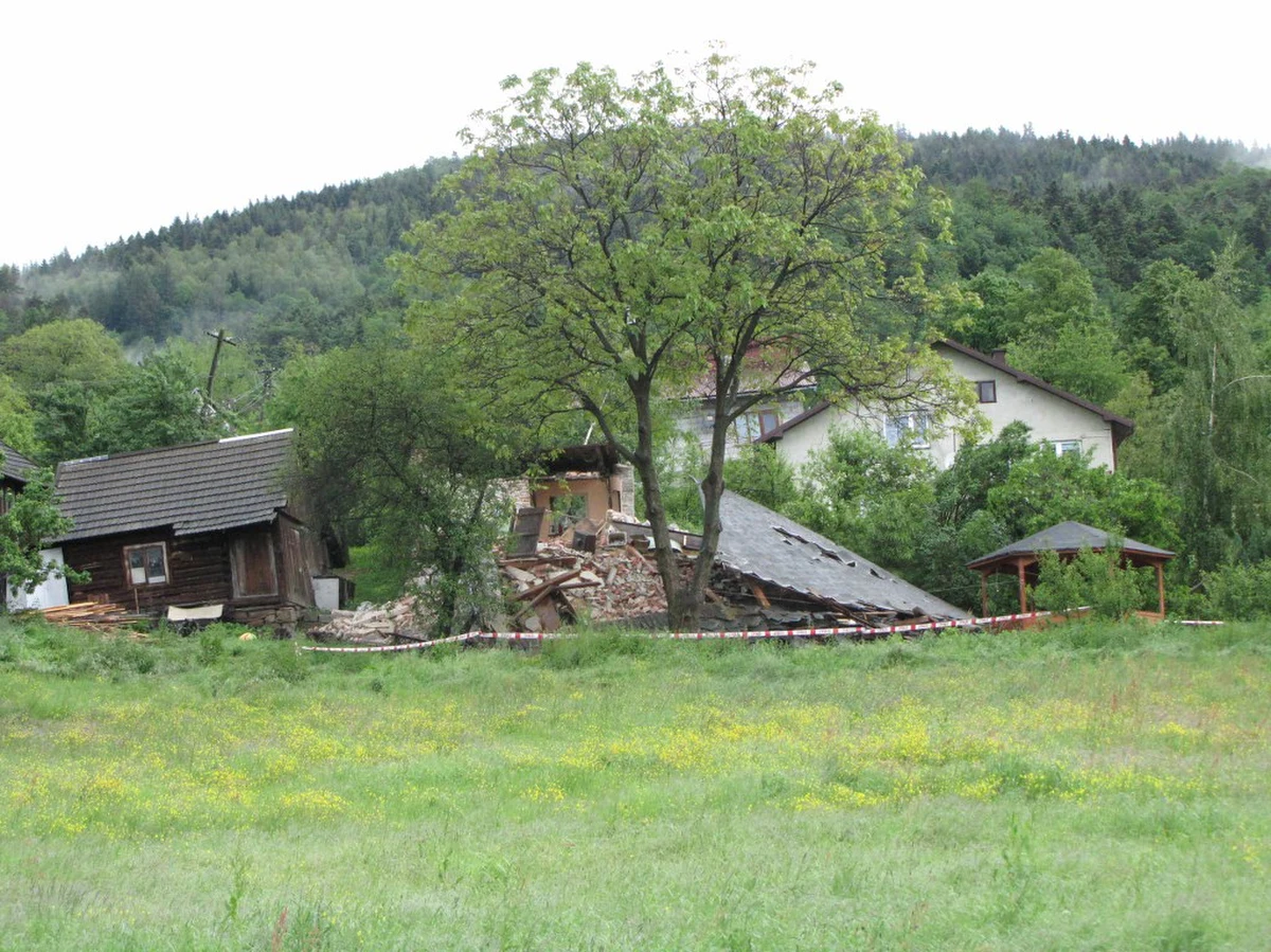 Strażacy nie znaleźli nikogo pod gruzami pięciu domów zniszczonych przez osuwisko w miejscowości Kłodne koło małopolskiej Limanowej. 15 budynków mieszkalnych jest mocno uszkodzonych. Ewakuowano już 180 osób. Zbocze osunęło się pod wpływem rzęsistego deszczu.