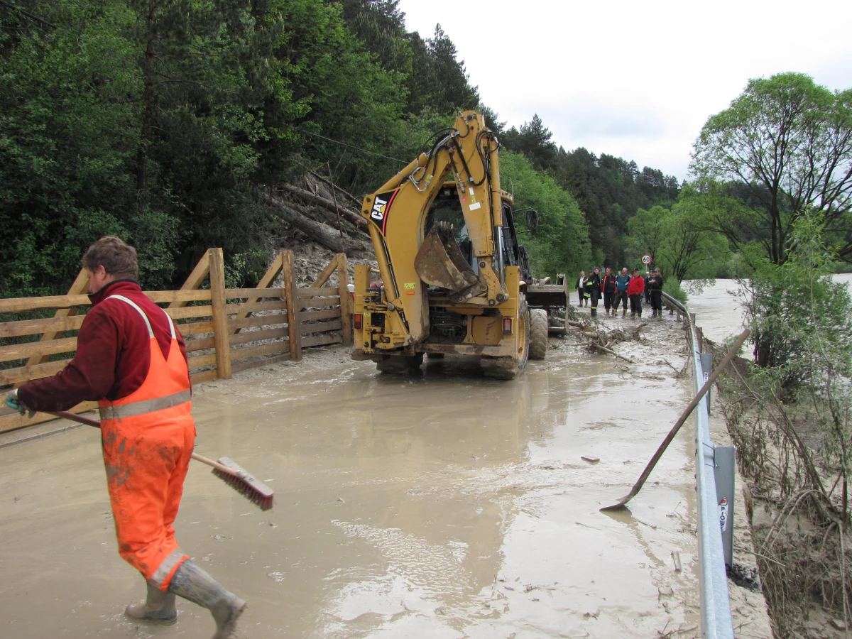 Służbom drogowym i strażakom udało się usunąć zwały ziemi i powalone drzewa z drogi do Sromowiec Niżnych w powiecie nowotarskim - informuje reporter RMF FM Maciej Grzyb. Samochody przejeżdżają przez ten odcinek jednym pasem.