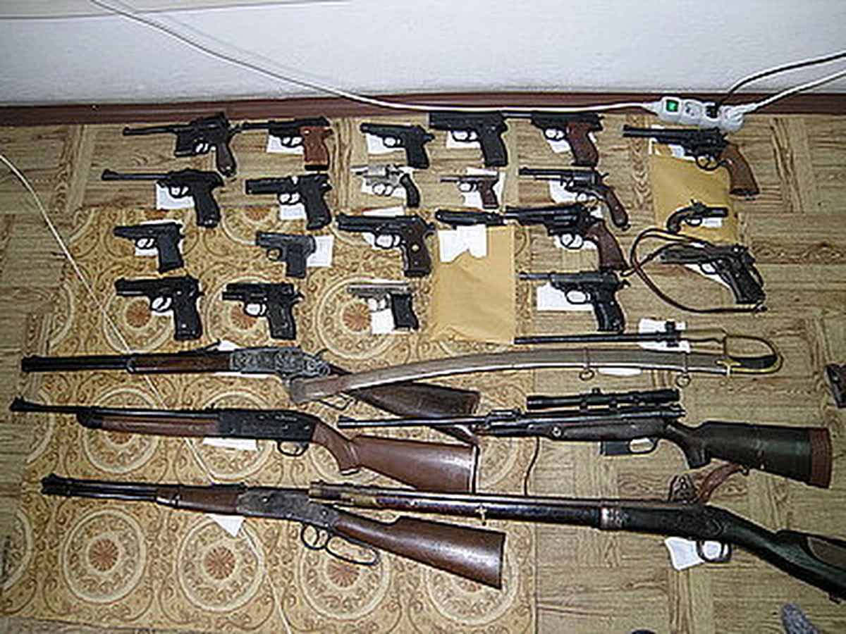 25 pistoletów i rewolwerów, pięć strzelb, kuszę, kilkaset sztuk amunicji oraz broń białą - w tym sześć szabli - znalazł mieszkaniec Chorzowa. Mężczyzna natrafił na ten arsenał porządkując mieszkanie odziedziczone po zmarłym przyjacielu.