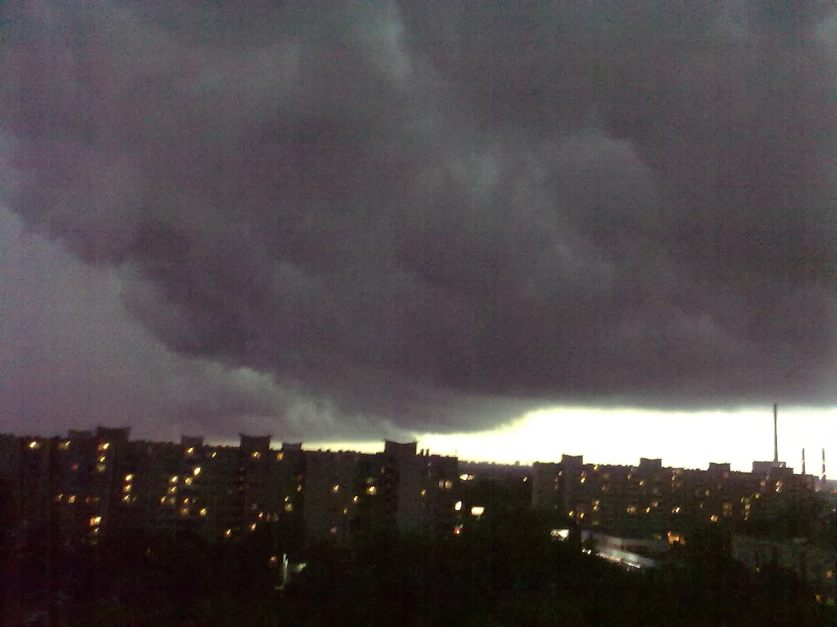 Ponad 100 zgłoszeń o podtopionych ulicach, zalanych piwnicach i powalonych drzewach odebrała warszawska straż pożarna. Wieczorem nad Warszawą przeszła potężna nawałnica. Gdzieniegdzie w stolicy wciąż pada deszcz, a strażacy mają pełne ręce roboty.