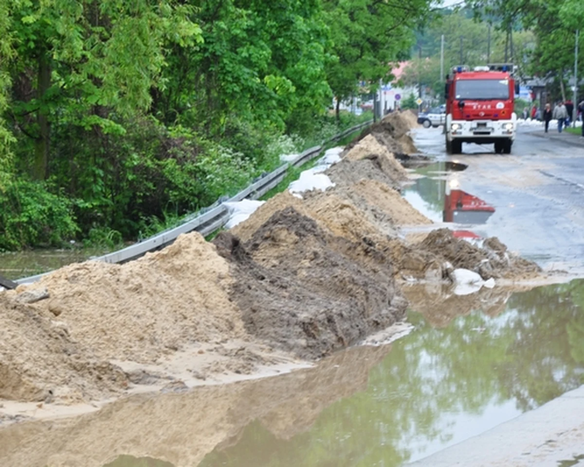 Prawobrzeżnej części Sandomierza znów zagraża wielka woda. Burmistrz miasta zarządził ewakuację mieszkańców z zagrożonych rejonów. Trwa ratowanie wału na rzece Trześniówce, który nie wytrzymał naporu wody przy granicy województwa świętokrzyskiego z podkarpackim.