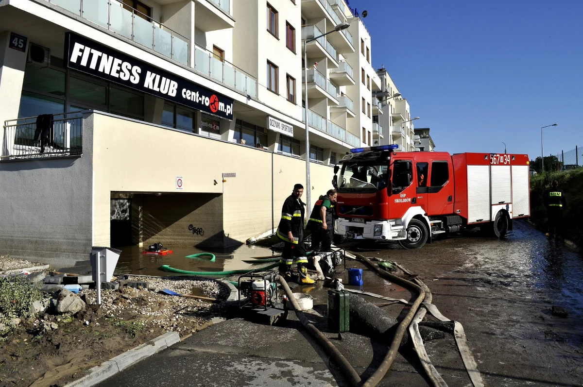 Woda w podwarszawskim Piasecznie szybko opadła, ale powrót do normalnego życia dla mieszkańców osiedla przy Nadarzyńskiej potrwa jeszcze wiele dni. Wielu osobom woda zniszczyła samochody, niektórym zalała cały dom.