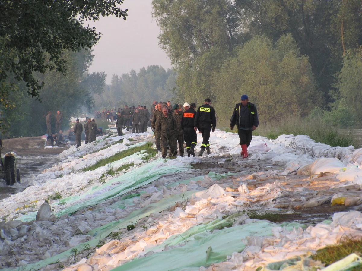 Wezbrana Wisła przerwała wał przeciwpowodziowy w miejscowości Kopiec w gminie Annopol na Lubelszczyźnie. Wyrwa - jak informują strażacy - ma około 30 metrów. Zagrożonych jest 11 gospodarstw. Trwa ewakuacja mieszkańców z zalewanych terenów.