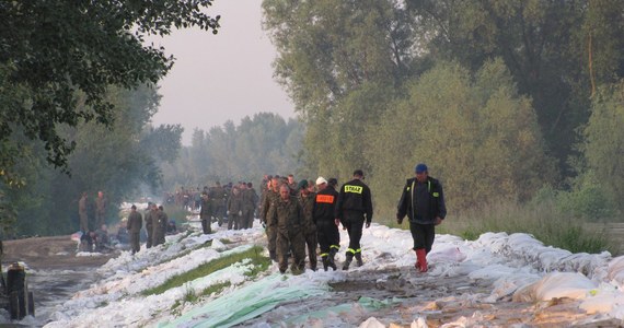 Wezbrana Wisła przerwała wał przeciwpowodziowy w miejscowości Kopiec w gminie Annopol na Lubelszczyźnie. Wyrwa - jak informują strażacy - ma około 30 metrów. Zagrożonych jest 11 gospodarstw. Trwa ewakuacja mieszkańców z zalewanych terenów.