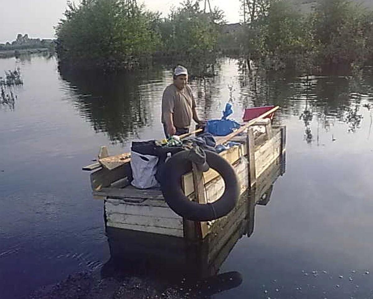 Na Lubelszczyźnie woda z rozlewisk wpływa już do koryta Wisły. Rzeka nie zagraża już wałom, ale mieszkańców ciągle nie mogą powiedzieć, że najgorsze mają za sobą. Potrzebna jest im pomoc i to natychmiast. Oto przykład z gminy Wilków: kilkunastu mieszkańców wsi Zagłoba funkcjonuje tylko dzięki tratwie, jaką sami zbudowali. Od suchego lądu dzieli ich dystans 1,3 km.