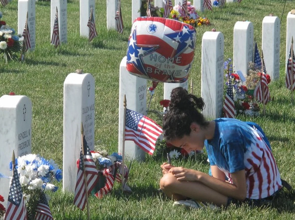 W otaczanym szczególną czcią Cmentarzu Narodowym w Arlington w USA prawdopodobnie doszło do gigantycznej pomyłki albo niedbalstwa. Szczątki co najmniej dwustu bohaterskich żołnierzy pochowano pod innymi nazwiskami.