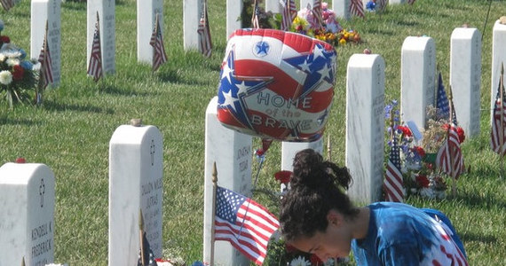 W otaczanym szczególną czcią Cmentarzu Narodowym w Arlington w USA prawdopodobnie doszło do gigantycznej pomyłki albo niedbalstwa. Szczątki co najmniej dwustu bohaterskich żołnierzy pochowano pod innymi nazwiskami.