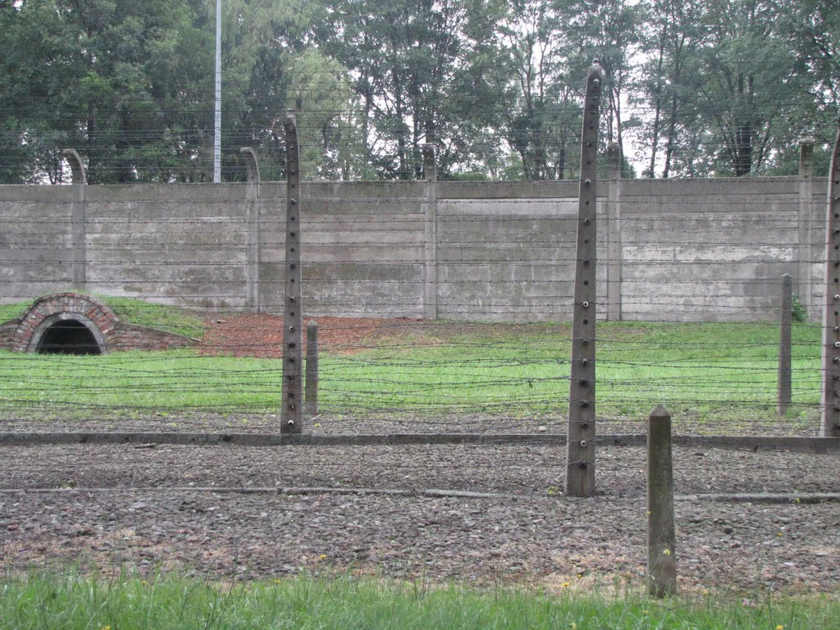 Z ogrodzenia Muzeum Auschwitz w Oświęcimiu zniknęła dziura, przez którą pół roku temu złodzieje wynieśli napis "Arbeit Macht Frei". Ze względów bezpieczeństwa uszczelniono betonowy płot wokół byłego hitlerowskiego obozu koncentracyjnego.