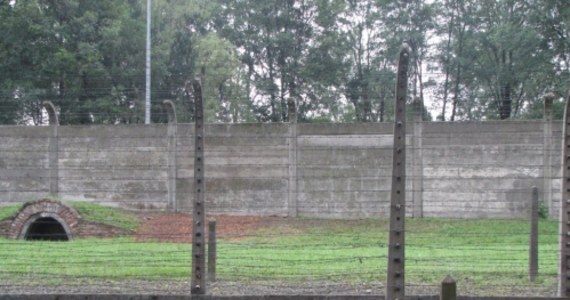 Z ogrodzenia Muzeum Auschwitz w Oświęcimiu zniknęła dziura, przez którą pół roku temu złodzieje wynieśli napis "Arbeit Macht Frei". Ze względów bezpieczeństwa uszczelniono betonowy płot wokół byłego hitlerowskiego obozu koncentracyjnego.