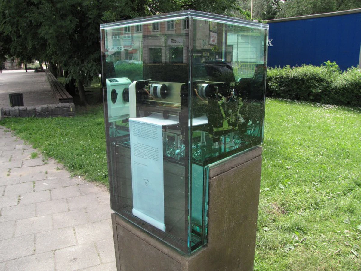 Przy Bramie Portowej w Szczecinie stanął pomnik powielacza. Odsłonięto go z okazji 25-lecia powstania ruchu Wolność i Pokój. Urządzenie jest zatopione w szkle, które stoi na niewielkim postumencie. Jak głoszą słowa na płótnie imitującym drukowany przez powielacz papier odegrało ono "nieocenioną rolę w demontażu komunizmu".