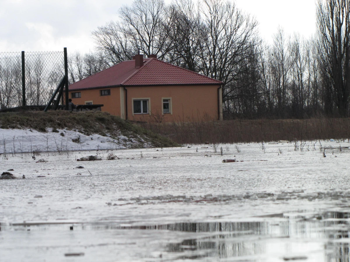 Donald Tusk nie przejmuje się dochodzeniem wszczętym przez Komisję Europejską przeciwko Polsce. Chodzi o unijną dyrektywę powodziową z 2007 roku, której nasz rząd nie wdrożył, choć miał na to czas do jesieni ubiegłego roku. Według premiera, nawet wdrożenie tej dyrektywy nie uchroniłoby Polski przed tegorocznym kataklizmem.