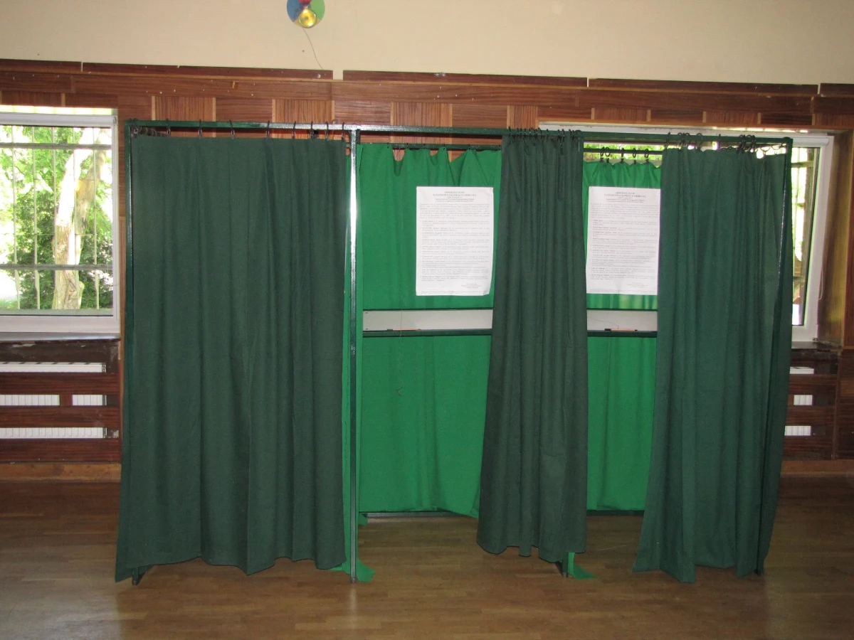 Lokal wyborczy w Czerwonaku koło Poznania w tym roku bez przebrania. Od lat sala do głosowania w Ośrodku Kultury "Sokół" była dekorowana -  zamieniano ją w jaskinię, szachownicę, las czy kosmos. W tym roku wygląda tak jak każda inna.