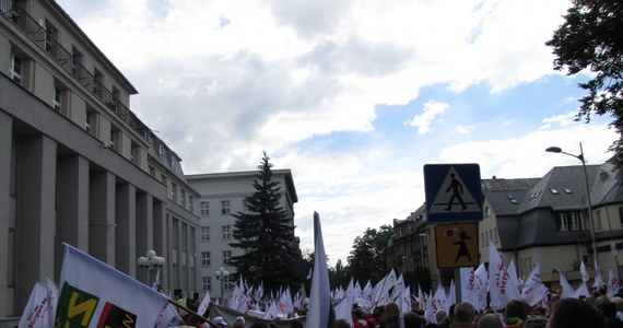 Pod hasłem: "Ręce precz od naszych kopalń!" demonstrowało przed Kompanią Węglową w Katowicach około tysiąca górników. Protestowali przeciwko planom likwidacji kopalni Halemba-Wirek w Rudzie Śląskiej. Manifestacja przebiegła dokładnie tak, jak zapowiadano - głośno, ale bez palenia opon.