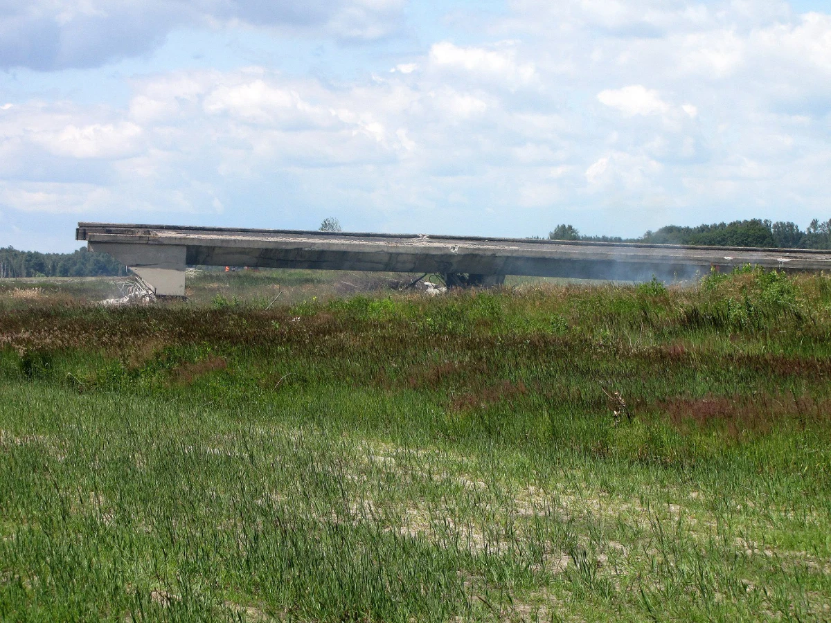Chińczycy, którzy wygrali przetarg na budowę dwóch z pięciu odcinków autostrady A2, wysadzili w powietrze wiadukty po pozostałościach starej trasy, która na igrzyska olimpijskie w 1980 r. miała połączyć Moskwę i Berlin. Droga, której budowa zaczęła się pod koniec lat 70. nigdy nie powstała, bo zabrakło na nią pieniędzy. Zostało po niej tylko kilka niedokończonych wiaduktów i 700-metrowy odcinek wyasfaltowanej nawet drogi.