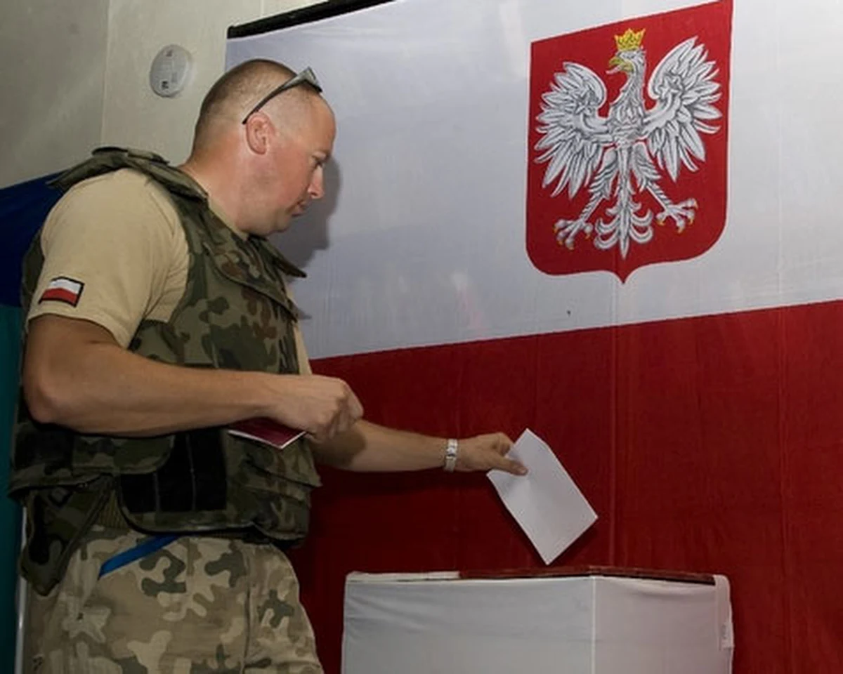 W środę Państwowa Komisja Wyborcza zajmie się sprawą umieszczenia na swojej stronie internetowej statystyk dotyczących liczby żołnierzy głosujących w poszczególnych bazach w Afganistanie . O tym, że na stronie PKW od kilku dni widnieją dane o dokładnej liczbie żołnierzy stacjonujących w polskich bazach, poinformował tygodnik "Polityka".