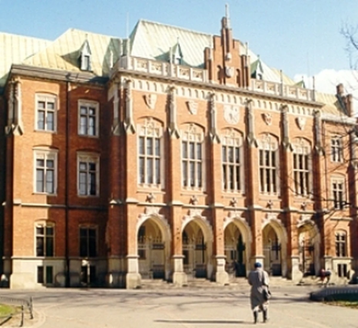 Za 5 dni maturzyści odbiorą swoje świadectwa i będą mogli zanieść je do wymarzonej uczelni. Problem w tym, którą spośród setek szkół wyższych wybrać, skoro każda kusi czymś innym. W wielu przypadkach to nie student szuka uczelni tylko uczelnia - studenta.