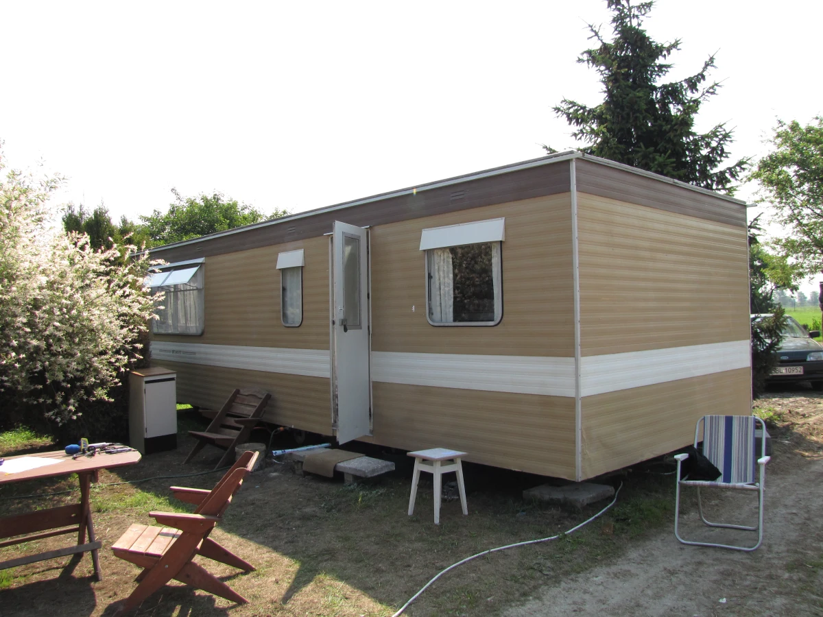 Przez trzy tygodnie siedmioosobowa rodzina z Bierunia tułała się po domach sąsiadów. Nie mieli gdzie mieszkać, bo powódź zniszczyła im dom. W tym tygodniu dostali lokum zastępcze – przyczepę kempingową, w której nie są w stanie się pomieścić. Są zrozpaczeni.