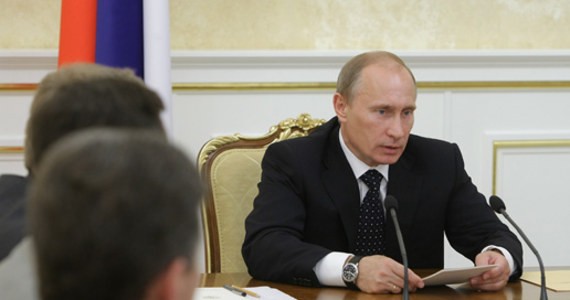 Premier Rosji skrytykował władze Gruzji, że szukają wsparcia USA w sporze o Abchazję i Osetię Południową. Była to reakcja na wcześniejsze skrytykowanie Moskwy przez sekretarz stanu Hillary Clinton za "okupację" gruzińskiego terytorium. Według Władimira Putina, Gruzja nie powinna poszukiwać rozwiązań "na boku".