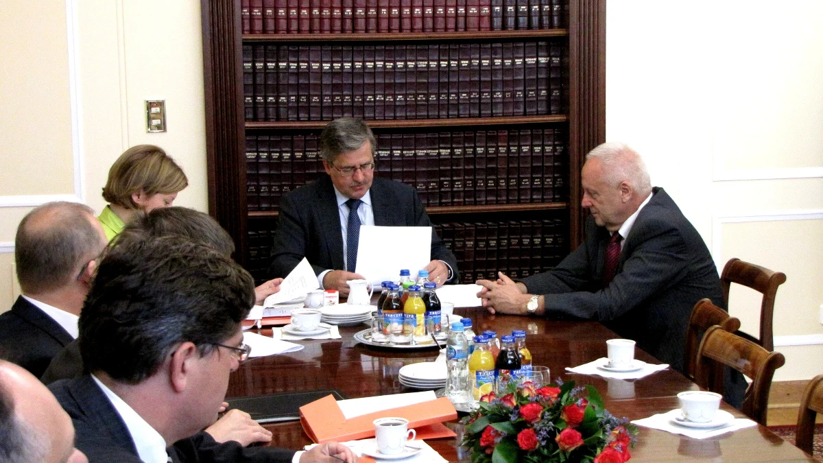 Bronisław Komorowski zrezygnował z funkcji marszałka Sejmu. Złożył też mandat poselski. Zgodnie z parlamentarnym obyczajem, jego uprawnienia przejmuje teraz najstarszy z wicemarszałków, czyli Stefan Niesiołowski. Natomiast następcą Komorowskiego ma zostać dotychczasowy szef klubu PO Grzegorz Schetyna.