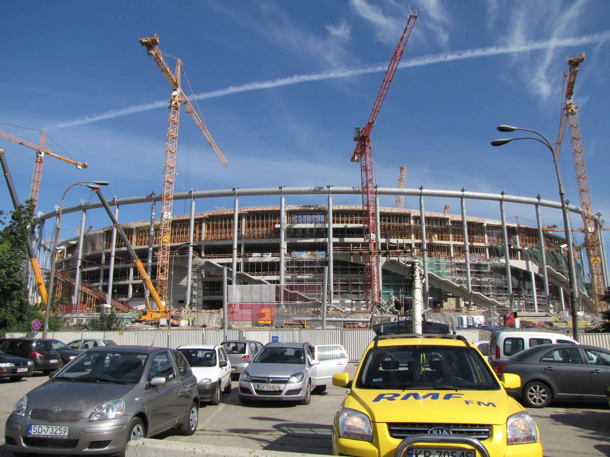 Kilkadziesiąt maili na minutę - w takim tempie spływały w większości prawidłowe odpowiedzi na pytanie o datę rozpoczęcia Euro 2012 w Warszawie. Od tego momentu dzieli nas dokładnie 700 dni. Z tej okazji RMF FM zabiera słuchaczy na budowę Stadionu Narodowego.